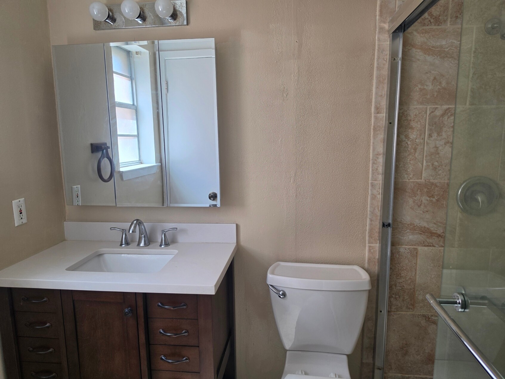 Master bathroom - 10990 Forest Gln