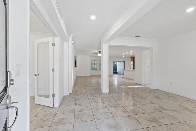 Building Photo - CLOSE TO EVERYTHING!