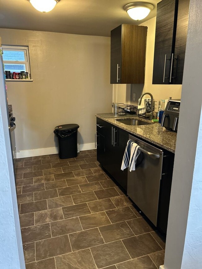 Building Photo - Whole house 4 bedroom