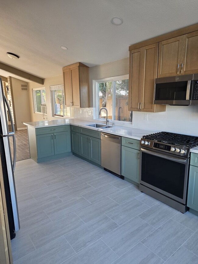 Building Photo - $4,200 p/mo - 3br/2ba in one of Oceanside's finest neighborhoods