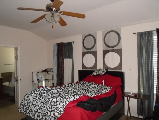 Building Photo - Great 3/3/2 in Pioneer Crossing!