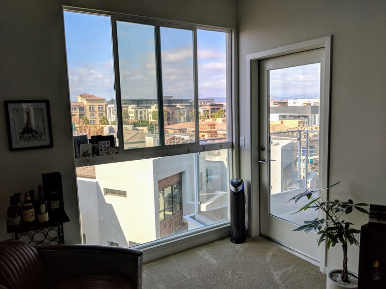 Large bay windows for maximum lighting-facing North - 12655 Bluff Creek Dr