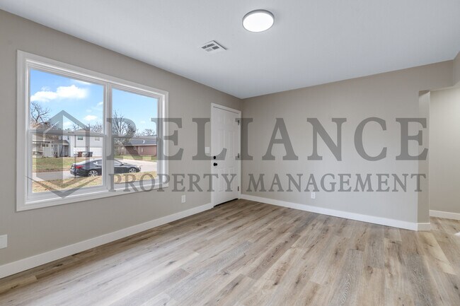 Building Photo - 1631 S Fern St