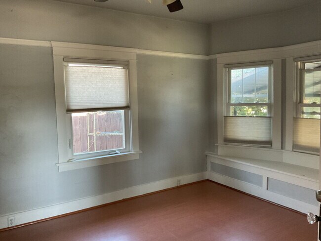 Building Photo - "Charming 2-Bed Home with Granite Touches in Tracy's Heart!"