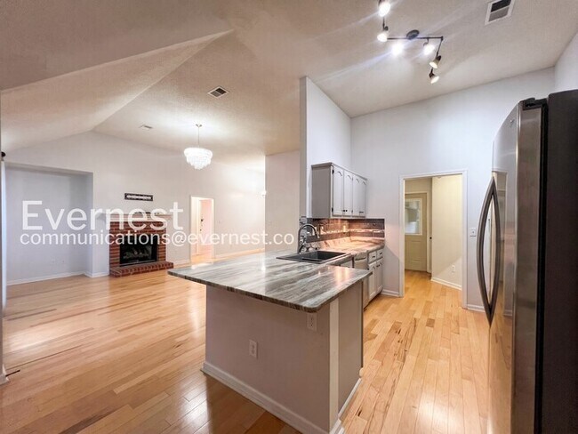 Building Photo - 3 Bed/2 Bath Home with Fenced Yard & Garage / Vouchers Accepted / Available Now!