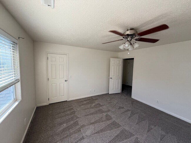 Building Photo - Stunning Townhome!