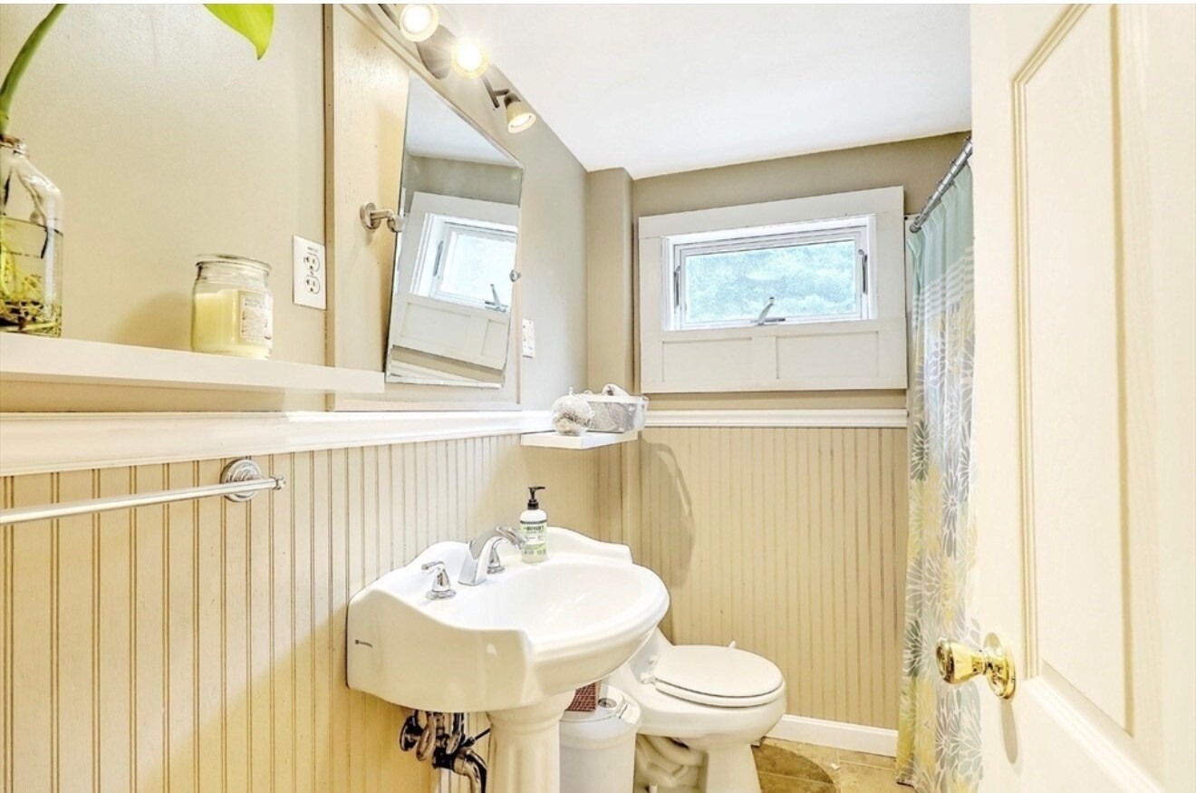 Building Photo - 103 Walnut St