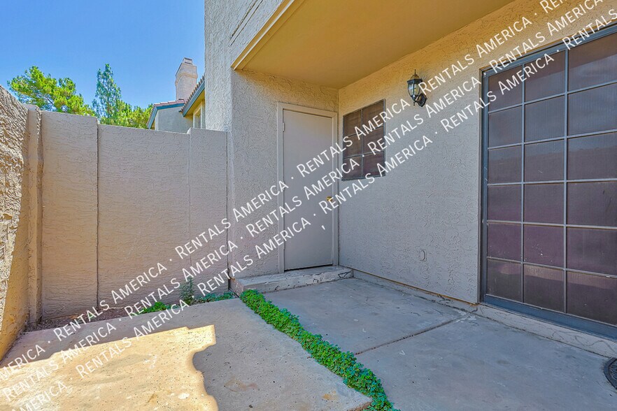 Building Photo - 533 W Guadalupe Rd