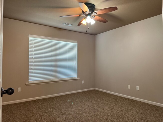 Building Photo - 15229 Skyline Dr