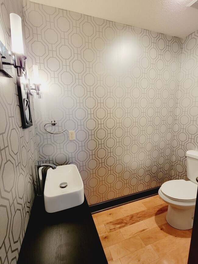 Building Photo - Spacious & Unique in Twin Oaks, Southwest Springfield