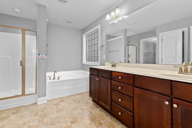 Building Photo - Stunning 5BR House in Holly Springs
