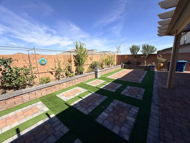 Building Photo - Gated NW community 5Bed