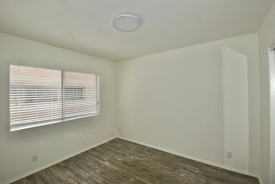 Building Photo - 14706 Dickens St
