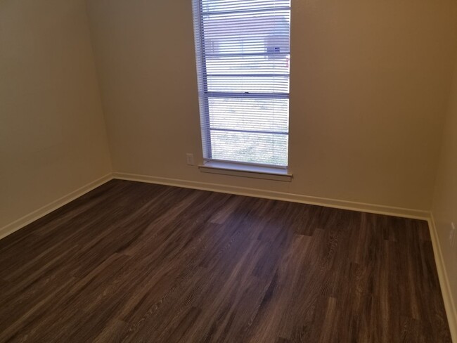 Building Photo - 1710 Kangaroo Ave