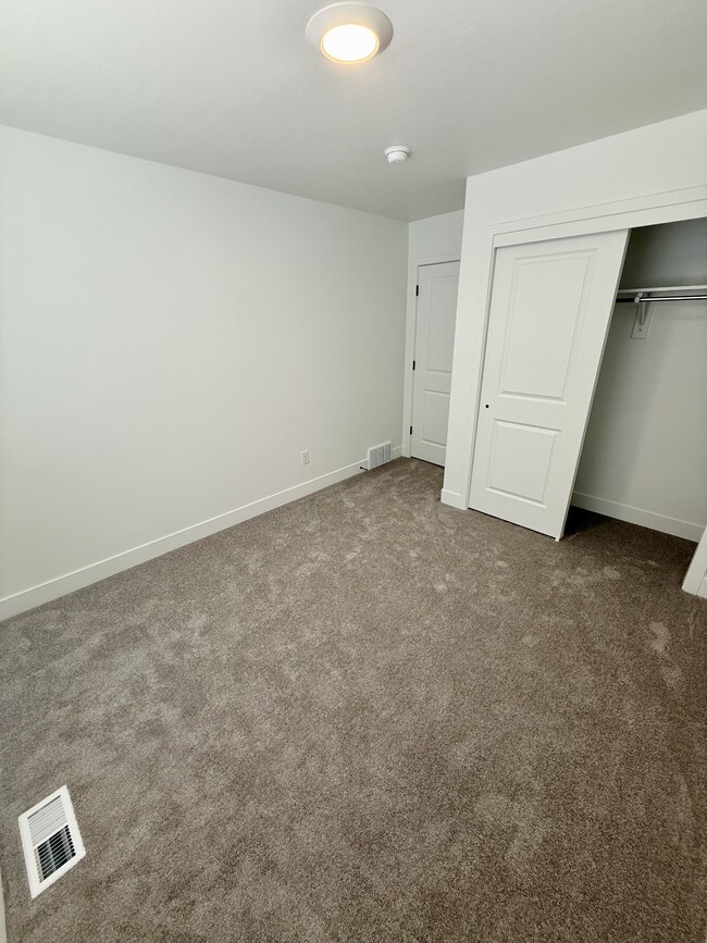 Building Photo - 564 1860 N