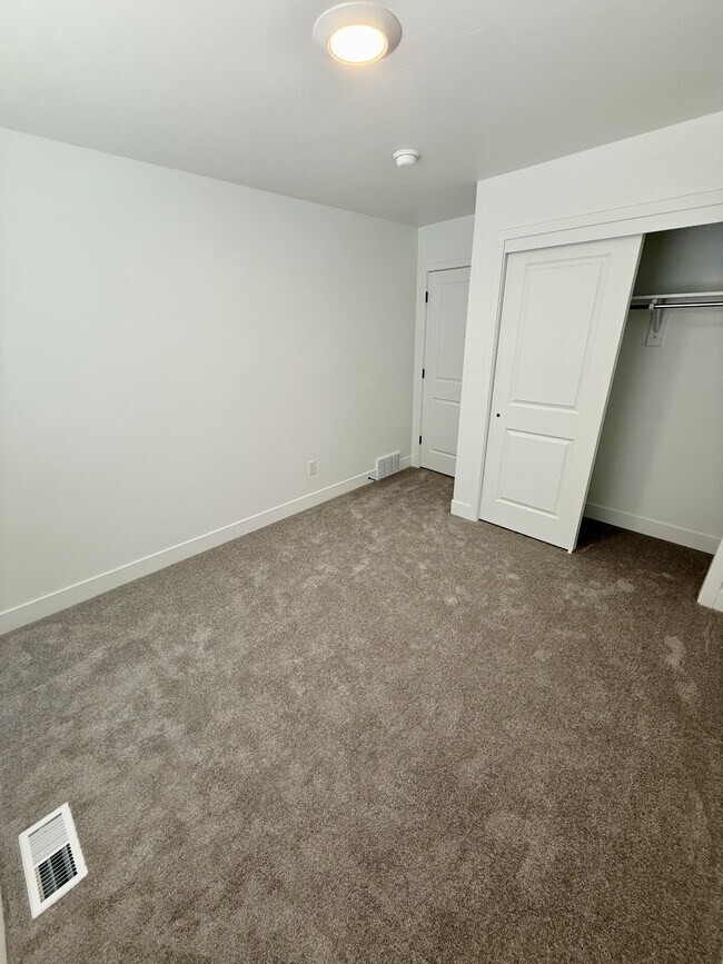 Building Photo - 564 1860 N