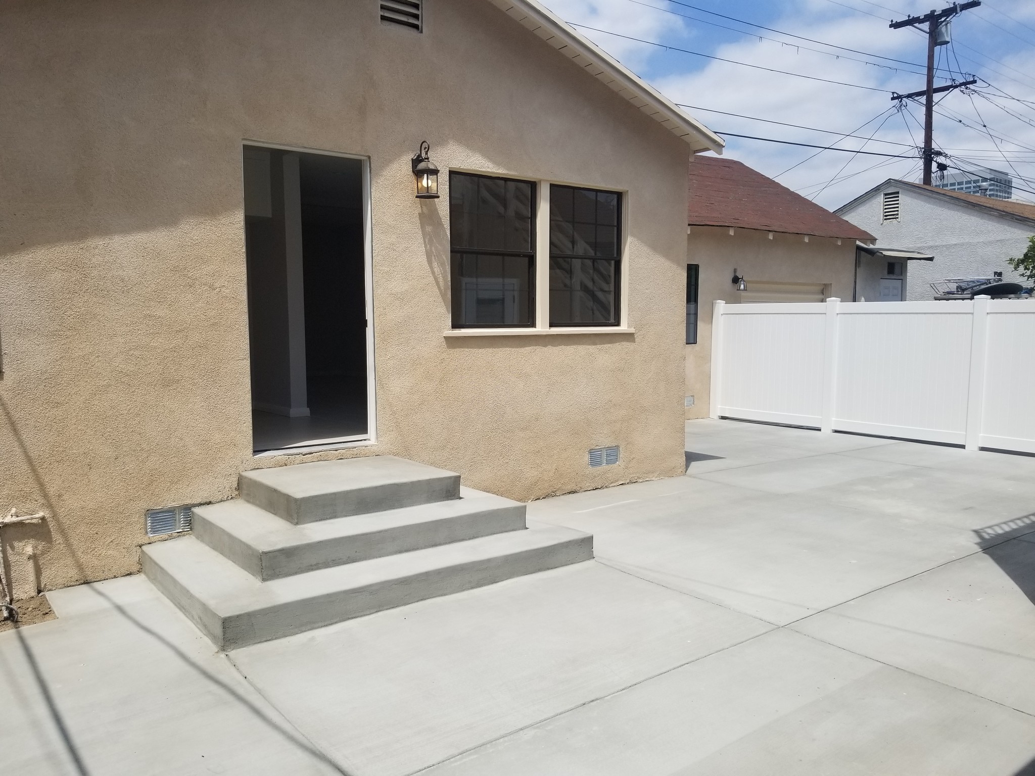 Building Photo - 537 W Milford St