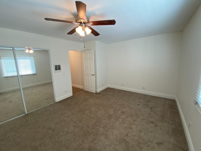Building Photo - Quiet IB Townhome for Rent!