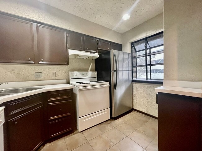 Building Photo - Gorgeous Condo, 2 Bedrooms/2 Balconies/2 B...
