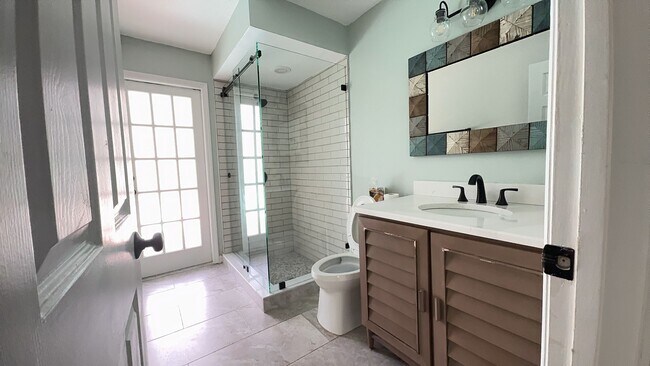 Building Photo - For Rent: A dazzling 5-bedroom, 3-bathroom...