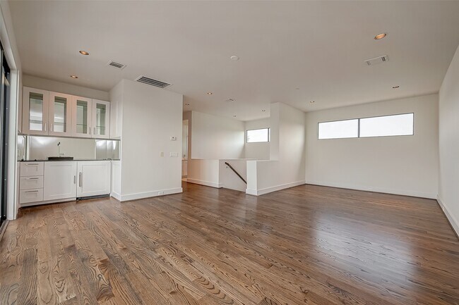 Building Photo - 2114 Potomac Dr