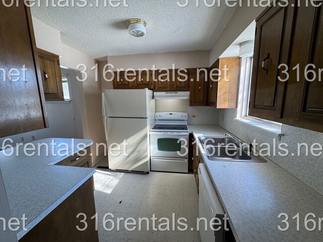 Building Photo - $850- 2 bed 1 bath - Townhomes