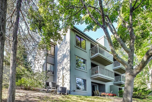 Building Photo - 25 Shoreline Rd