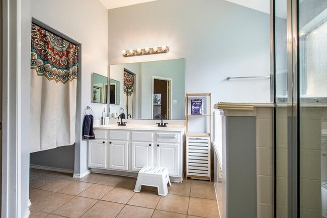 Building Photo - Gorgeous 3BR/2.5 Bath Single Family Home i...
