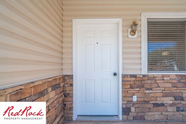 Building Photo - Spacious 3-Bed, 2-Bath Ivins Townhome – Do...