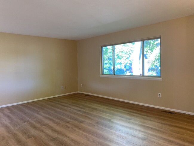 Building Photo - STUDENTS WELCOME! 5 Bedroom 3 Bathroom Bi-...