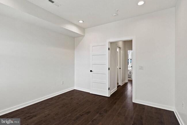 Building Photo - 2235 Hope St