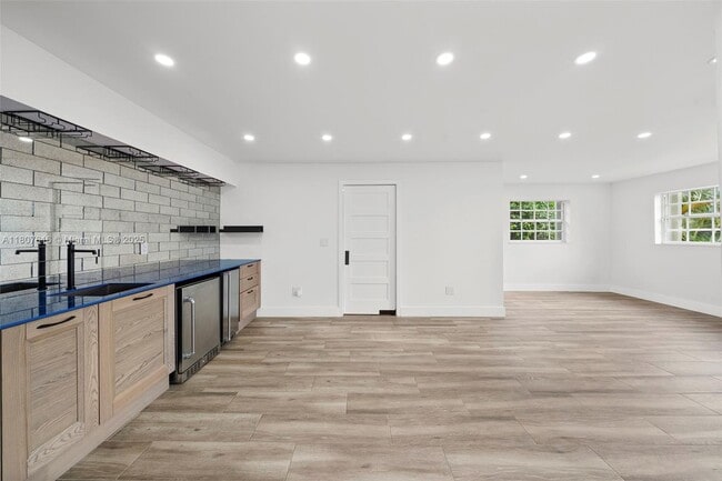 Building Photo - 7520 Hispanola Ave