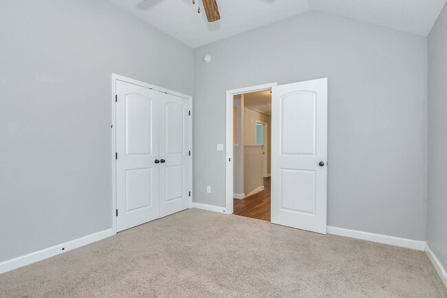 Building Photo - Beautiful 4 Bedroom in Great Neighborhood!