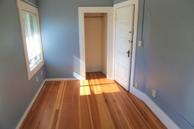 Building Photo - ON MONROE! Remodeled 4 Bed/2 Bath Better than on Campus