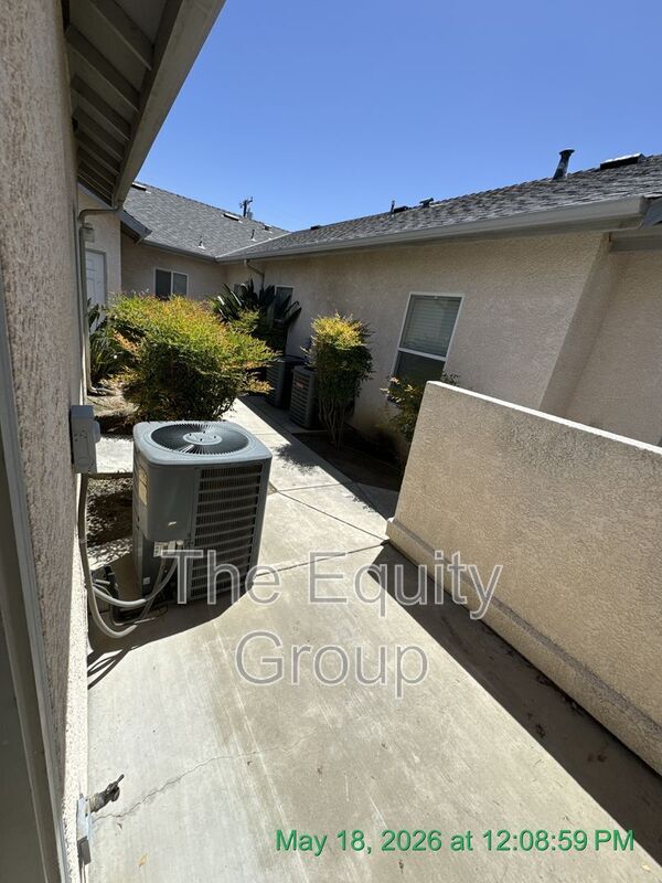 Building Photo - 1323 S Crowe St