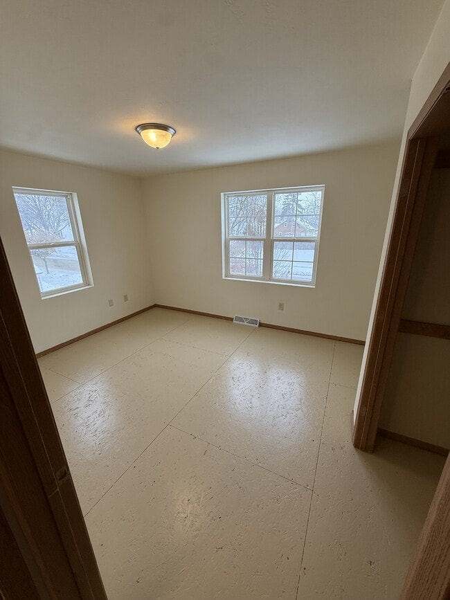 Building Photo - 722 Crooks St