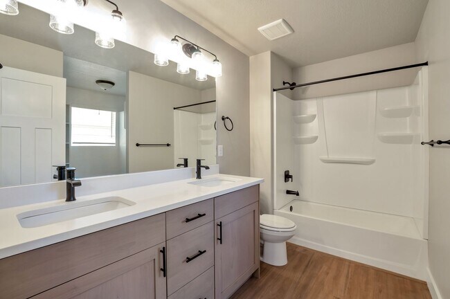 Building Photo - Stunning 3 Bed - 2.5 Bath Townhome in Amaz...