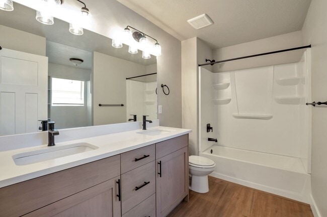 Building Photo - Stunning 3 Bed - 2.5 Bath Townhome in Amazing Layton Location! Available on NOW!