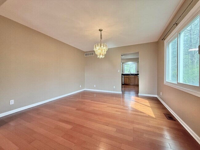 Building Photo - 2636 Shefman Terrace