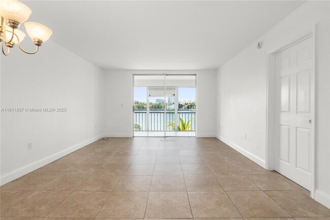 Building Photo - 2999 Point E Dr