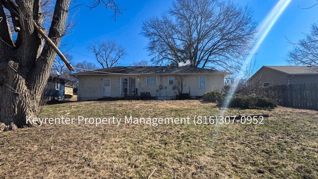 Building Photo - 4 bedroom 1.5 bath