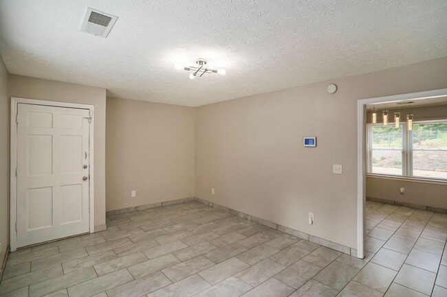 Building Photo - Lovely 3BR/2BA Duplex close to Downtown Covington!