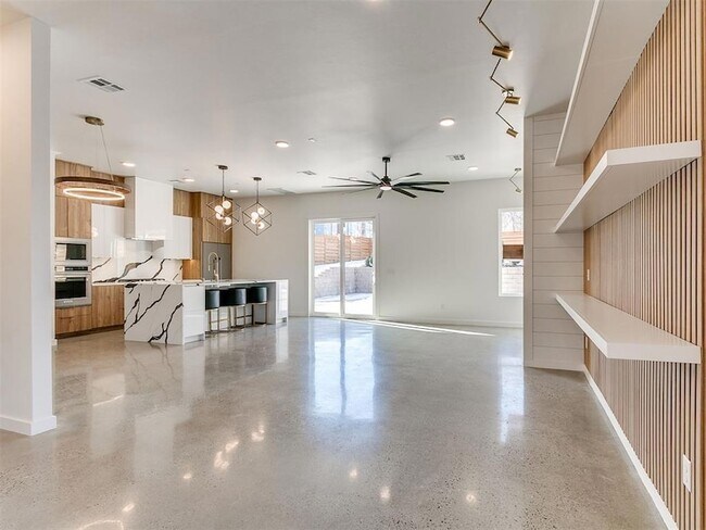 Building Photo - 605 N Idaho Ave