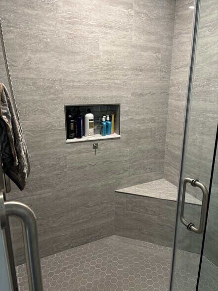 Master bath large porcelain tileshower 58”X44” - 10 Vista Palm Ln