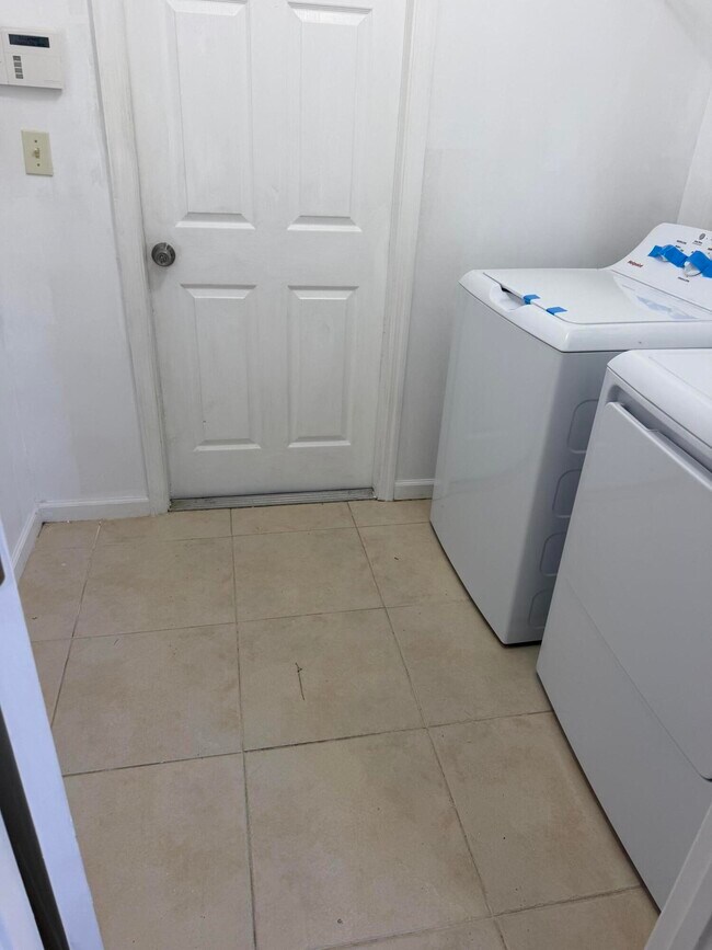 Building Photo - 137 SW Meade Cir