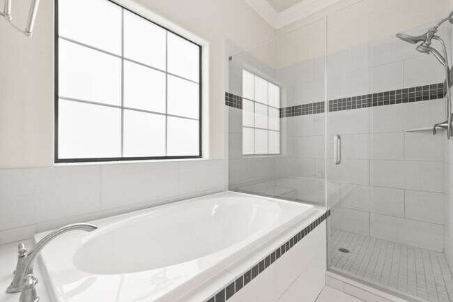 Building Photo - Elegant 3-Bedroom Home in Gated Inner Loop...