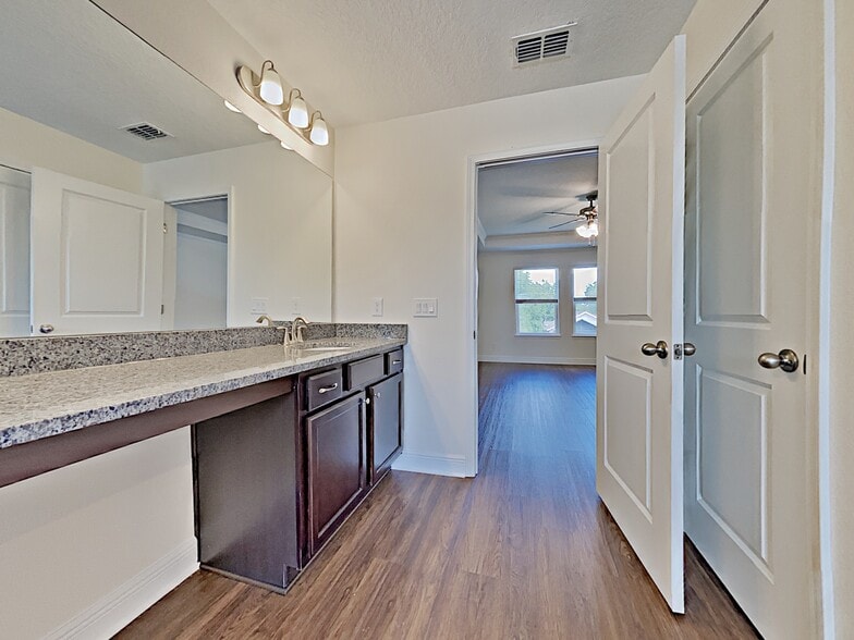 Building Photo - 719 Zarabrooke Ct