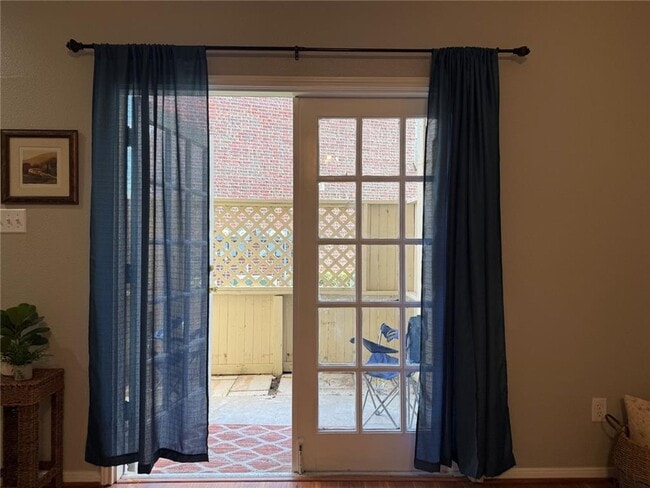 Building Photo - Beautiful 2 bedroom 1 bath condo