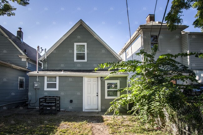 Building Photo - Charming 2 BR 2 BA House in Historic North...