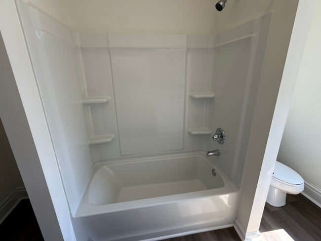 Building Photo - Spacious 3BR / 2BA apartment with ensuite bath and in-unit laundry
